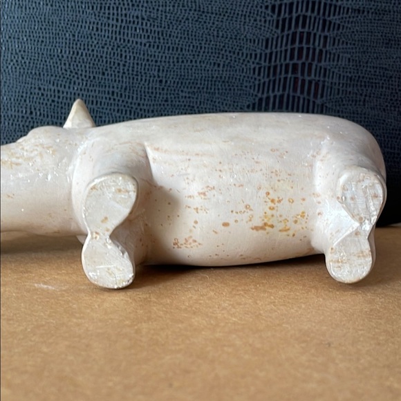 Carved Cream-colored Soap Stone Hippo figurine - Picture 7 of 8